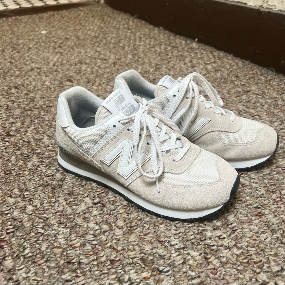 Beige New Balance 574